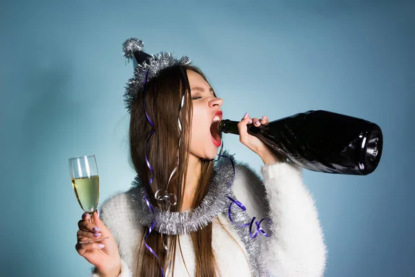 Пьяная женщина пьет шампанское из бутылки — стоковое фото