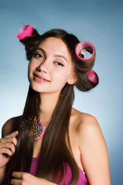 kadın saç gülümsediğini penye mavi arka plan üzerinde