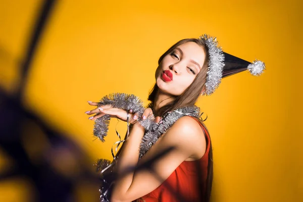 Femme en casquette festive posant à la caméra — Photo