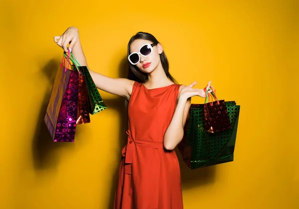 아름 다운 드레스에서 여자 쇼핑 가방을 보여줍니다. — 스톡 사진