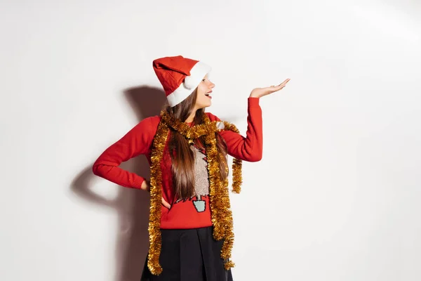 Mujer feliz en un traje de Año Nuevo posando en la cámara —  Fotos de Stock