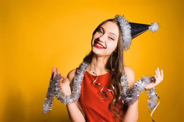 Žena na žlutém pozadí slaví Nový rok — Stock fotografie