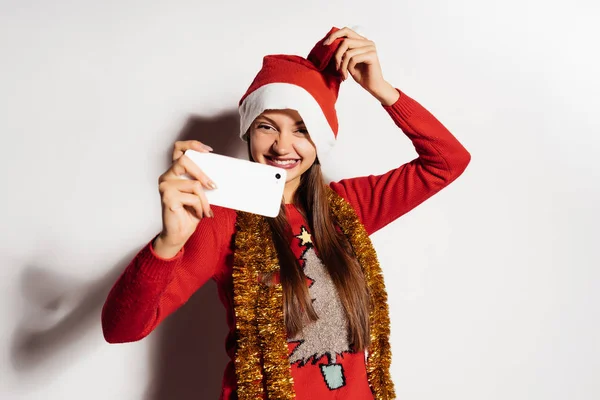 Ευτυχισμένη γυναίκα σε ένα νέο έτος κοστούμι κάνει selfie — Φωτογραφία Αρχείου