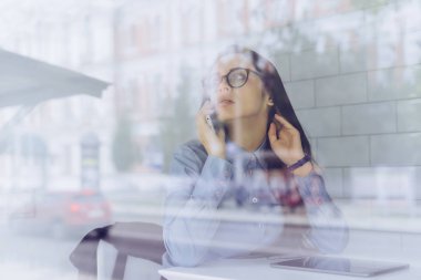 Gözlüklü kadın ofiste oturur