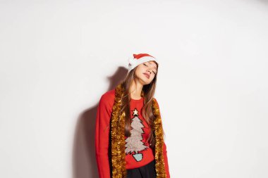 beyaz zemin üzerinde bir yeni yıl kostümü yorgun kadın