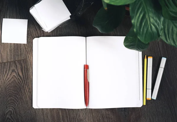 defter kalem kullanıma hazır tablo yatan ile