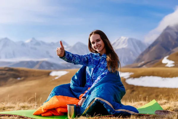 Glückliche Touristin im Hintergrund der Berge an einem sonnigen Tag — Stockfoto