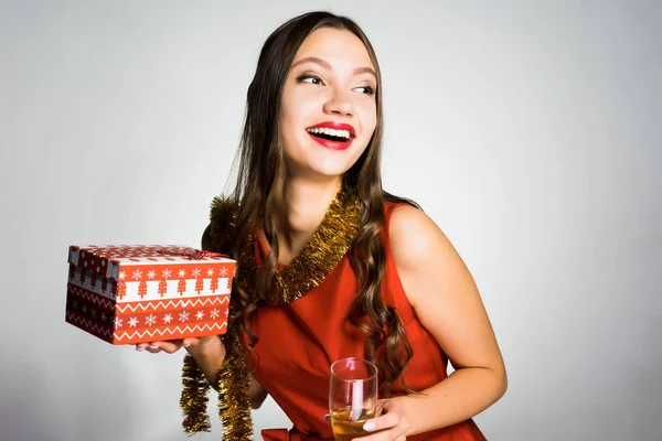 Счастливая женщина с подарком и бокалом шампанского — стоковое фото