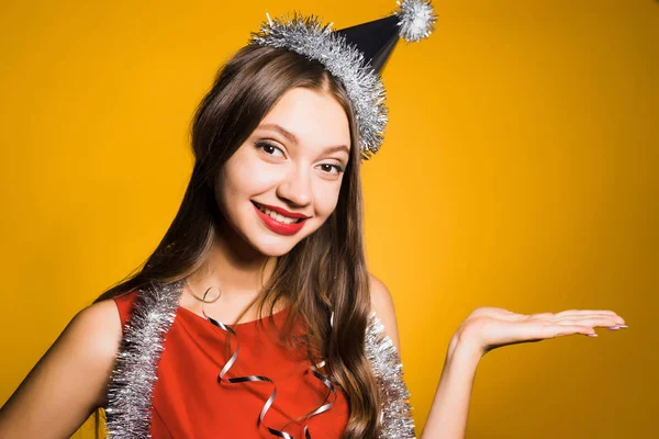 Mulher feliz em gorro festivo posando na câmera — Fotografia de Stock