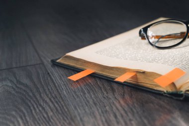 tasarım üzerinde tablodur açık bir kitap ve gözlük