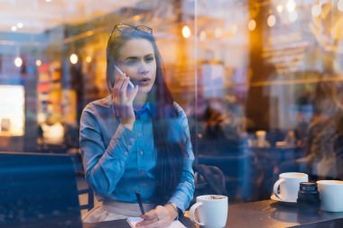 kadın gözlük, telefonda konuşmak masa ofis Giydir