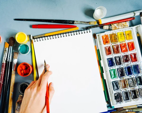 aksesuar çizim ve çizmek hazırlamak için hazırlanan bir kadın