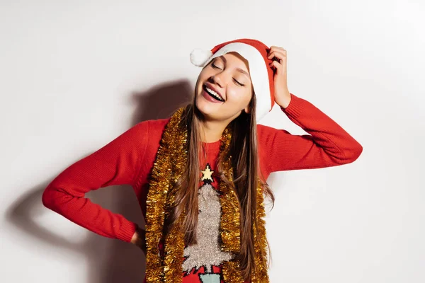 Mulher feliz em um traje de Ano Novo rindo — Fotografia de Stock