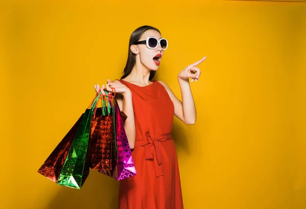 Удивленная женщина в очках продолжает покупки сумки — стоковое фото