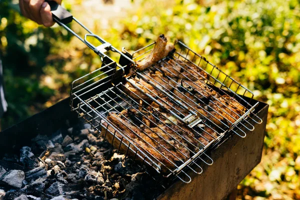 Kebabs are fried on a charcoal grill in the open air — Stock Photo, Image