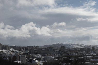 bir dağ arka planda bulutlu çalışma şehir