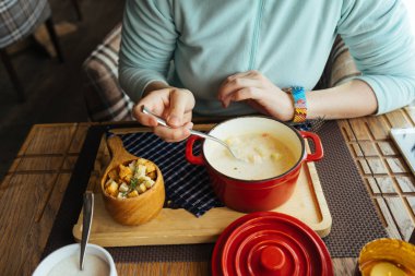 bir kadın dağlarda avcılık Lodge püresi yiyor