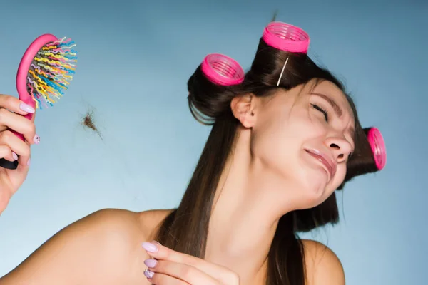 Una donna in bigodini per capelli è sconvolta a causa della perdita dei capelli — Foto Stock