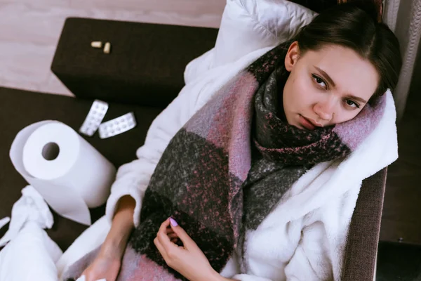 Kvinna sjuk sitter i lägenhet runt medicinering — Stockfoto