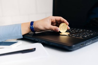 kadın tutar, kripto para birimi, bitcoin dizüstü bilgisayar arka plan üzerinde