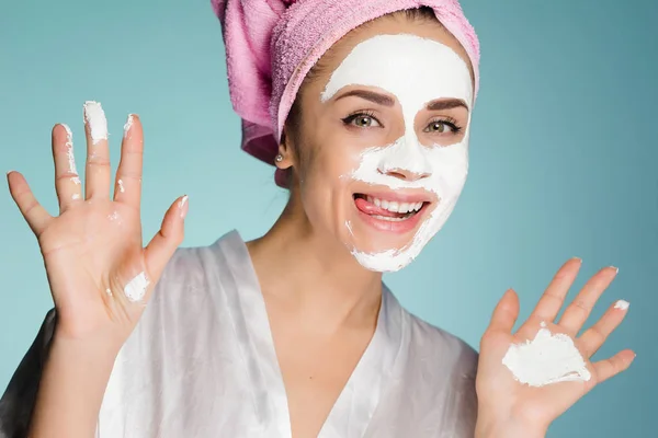 Mujer feliz después de la ducha aplicado máscara de limpieza en la cara — Foto de Stock