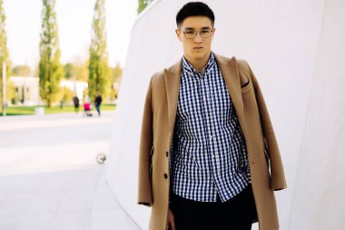 gözlük ve bir iş gömlek şık adam