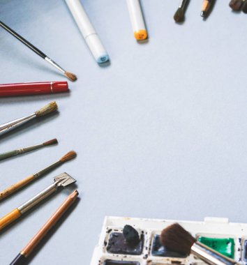 bir mavi arka plan yalan fırçalar, işaretleri üzerinde