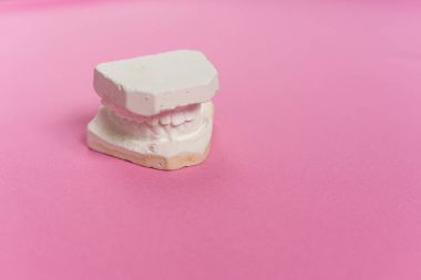 alçı çene pembe bir arka plan olduğunu
