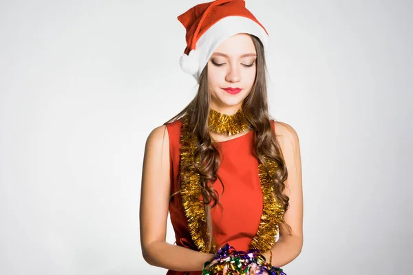 Грустная женщина в рождественской шляпе на белом фоне — стоковое фото