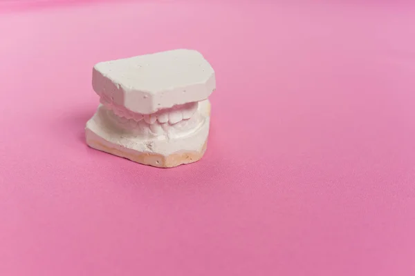На розовом фоне - отпечаток челюсти — стоковое фото