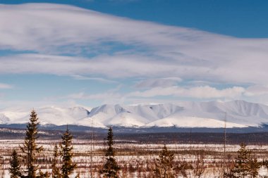 karla kaplı alan yüksek kış dağlar arka planda