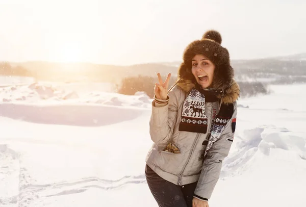 Szczęśliwa Kobieta w zimie garnitur na tle ośnieżonych pole pozowanie na kamery — Zdjęcie stockowe