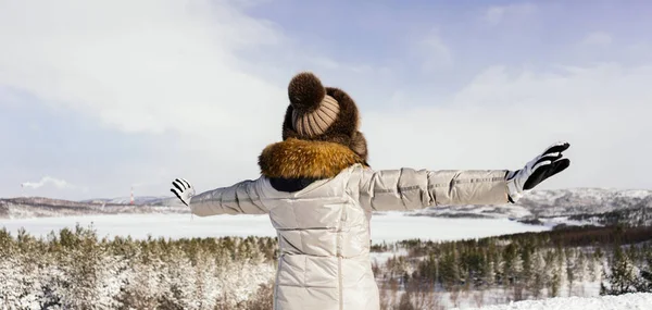 Vrouw toeristische in de winter pak tegen de achtergrond van met sneeuw bedekte veld — Stockfoto