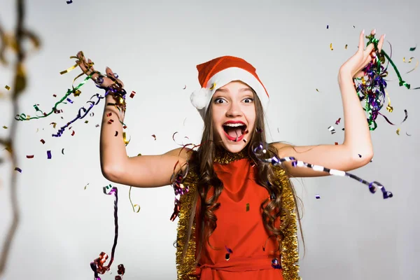 Boldog nő pózol a kamera a New Year's cap — Stock Fotó