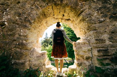 kadın turist doğa arka plan üzerinde büyük sırt çantası ile