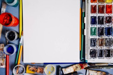 çok renkli boyalar bir arka planı beyaz kağıdın standları