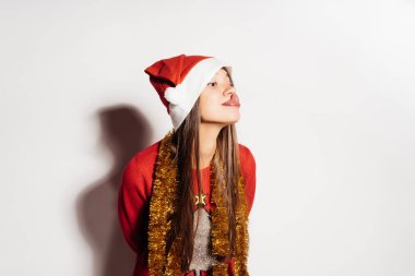 bir kadın yılbaşı kostüm burun için uzanıyor