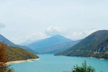 görkemli büyülü doğa, dağ manzarası ve mavi su birikintisi