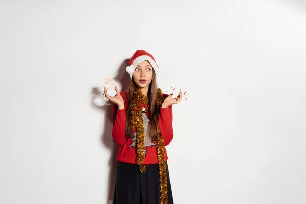 Nadenkend vrouw in een New Year's kostuum op een witte achtergrond — Stockfoto