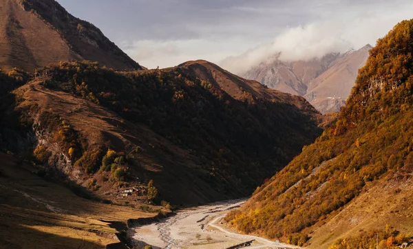 Natureza fascinante e paisagem, altas montanhas do Cáucaso e encostas cobertas de árvores amarelas, estrada de montanha, clima de outono — Fotografia de Stock