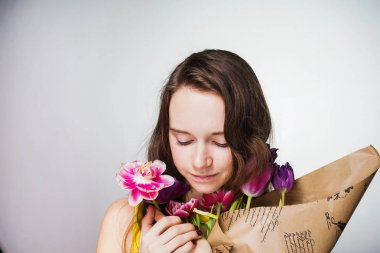 koklama, Dünya Kadınlar günü kutlama tutarak büyük bir buket çiçek, güzel genç kız