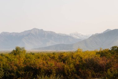 sihirli doğa ilham verici, yüksek dağlar beyaz kar, sınırsız yeşil ormanlar ile kaplı
