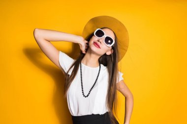 çekici şık kız modeli şapka ve poz, beyaz bluz siyah güneş gözlüğü