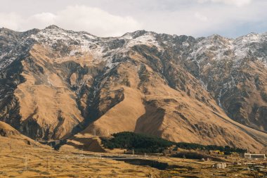 sihirli doğa ilham verici, Kafkas Dağları beyaz kar, sonsuz sarı alanları ile kaplıdır