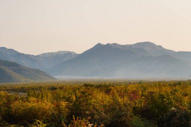 Sihirli doğa, yüksek Kafkas Dağları ve sonsuz yeşil alanlar
