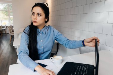 kahve içme laptop, kafe, çalışma ciddi düşünceli genç kız serbest meslek