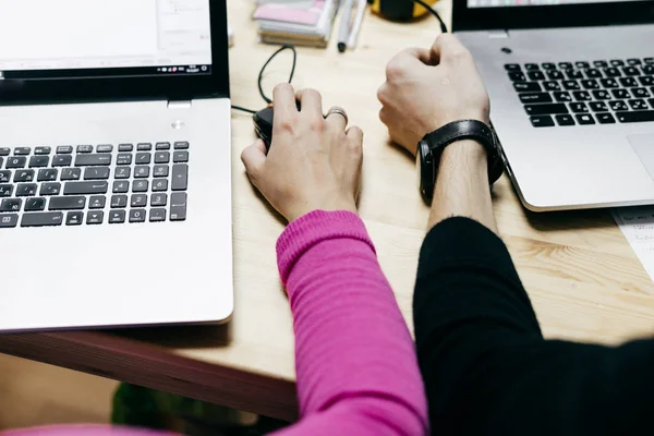 Homem e mulher, designers gráficos e arquitetos trabalham em laptops em um projeto, no escritório — Fotografia de Stock