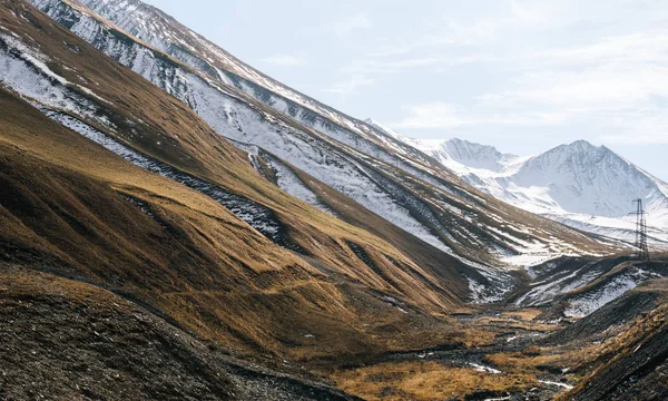 Natureza encantadora e paisagem, majestosas montanhas caucasianas cobertas de neve branca, tempo frio — Fotografia de Stock