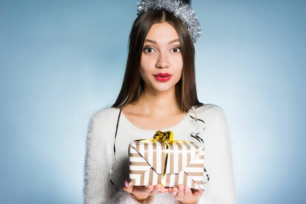 Hermosa joven sorprendida chica celebra el nuevo año, recibió un regalo de sus colegas — Foto de Stock