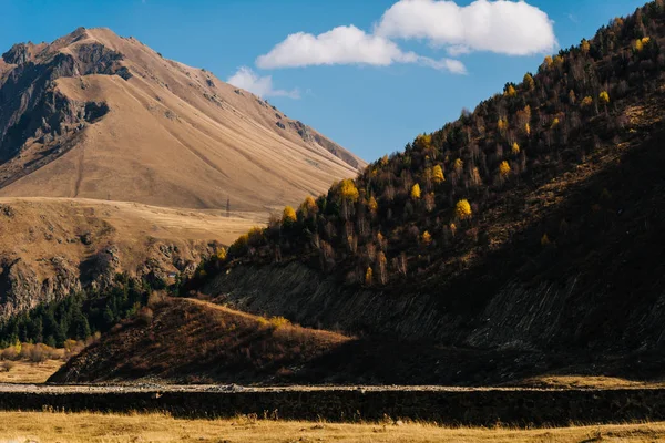 Natureza encantadora mágica, altas montanhas e colinas cobertas de árvores sob o céu azul — Fotografia de Stock